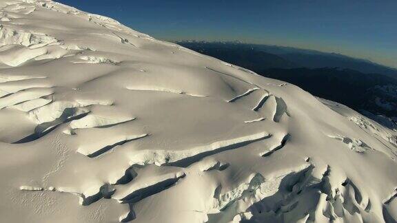 雪山冰川的裂缝