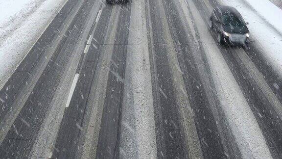 在积雪覆盖的道路上行驶的汽车
