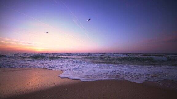 海滩和海浪上美丽的日出