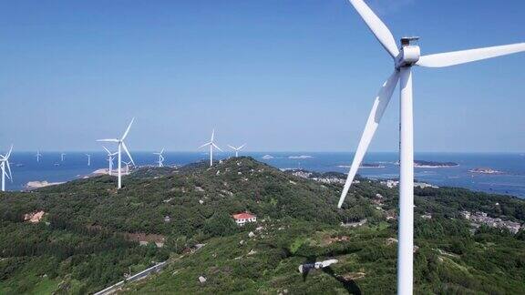 在一个阳光明媚的日子里在岛的顶部安装了风力涡轮机