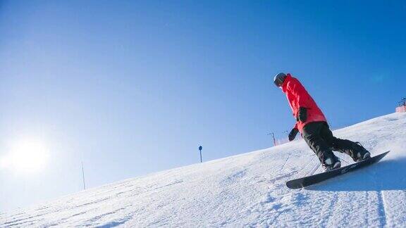 在风景壮丽的山区滑雪场滑雪