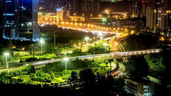 夜晚城市中繁忙的立交交通的时间流逝