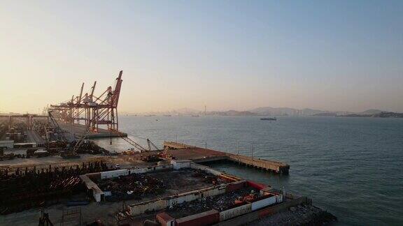 日出时海港商业码头的鸟瞰图