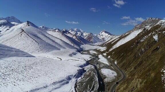 杜库高速公路雪山航拍新疆中国