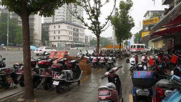 雨天长沙市中心著名的交通滑板车停车人行道慢镜头全景4k中国