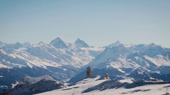 劳特布伦嫩少女峰欧洲之巅的瑞士阿尔卑斯山全景冬季阳光明媚的一天从少女峰观景台俯瞰阿尔卑斯山的风景