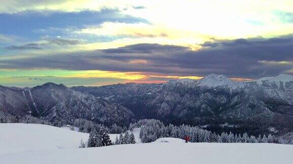 高山冬季景观与徒步滑雪