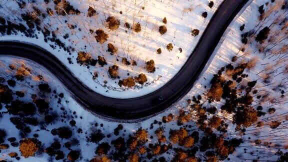 日落时分白雪覆盖的山路:新墨西哥州