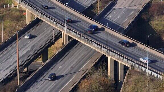 英国高速公路交汇处行驶的车辆