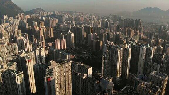 鸟瞰图和推车向前的香港摩天大楼在日落时间