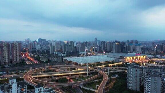 城市立交高架桥的高角度夜景