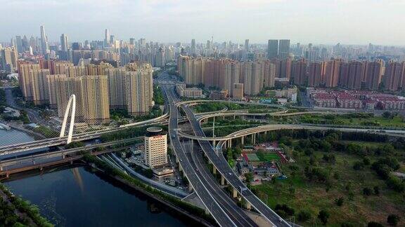 空中无人机拍摄的交通在白天的城市街道南昌中国