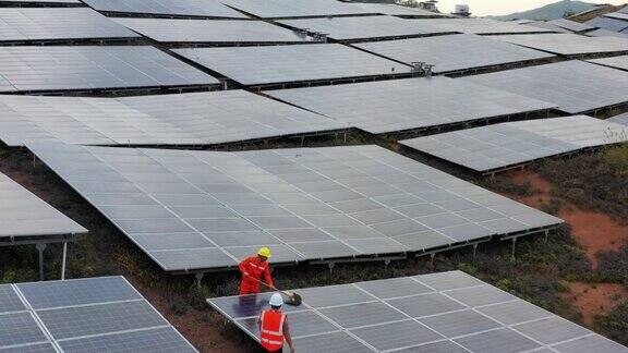 工人清洁太阳能电池板