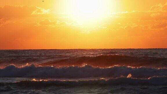 日出或日落在海浪4k慢动作视频