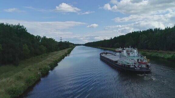电影鸟瞰空货船在莫斯科运河