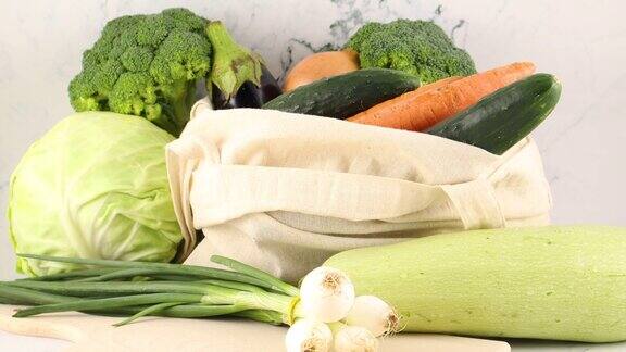 新鲜蔬菜洋葱胡萝卜西葫芦花椰菜卷心菜黄瓜购物袋
