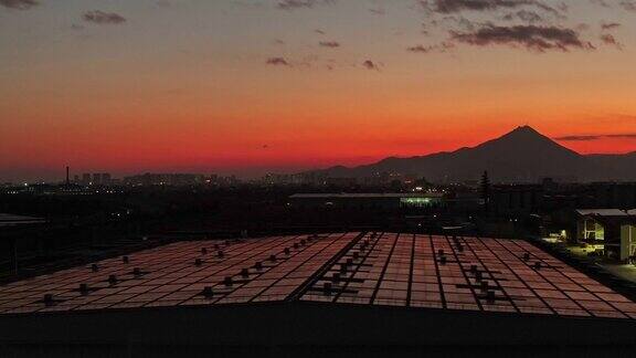 在余晖中工厂的屋顶上有太阳能电池板