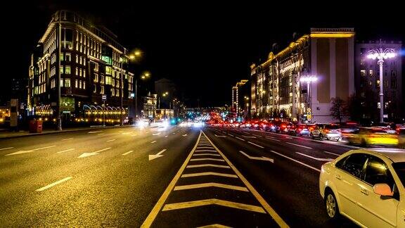 城市道路上夜间交通的延时视频