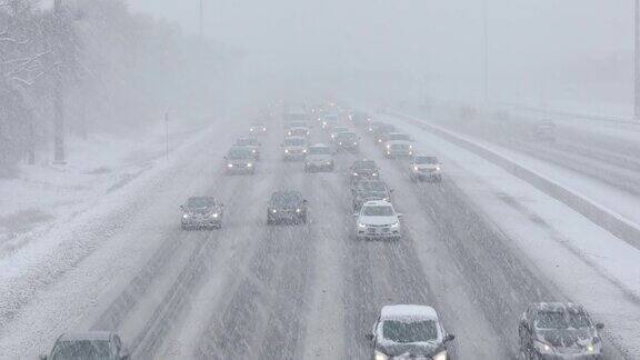 在积雪覆盖的道路上行驶的汽车