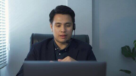 亚洲商人用笔记本电脑进行视频会议