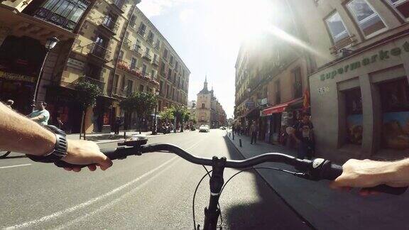 观点:在马德里的格兰维亚骑自行车