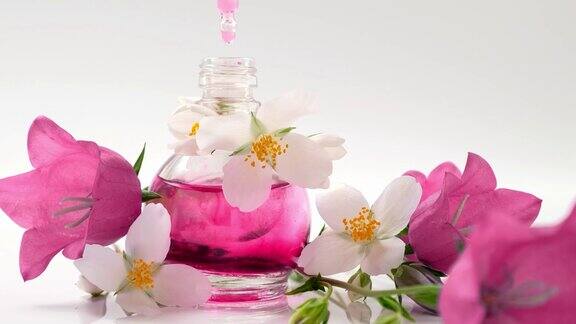 香水精油产品从化妆品移液管滴到装有香水的玻璃瓶里皮肤和身体护理芳香草本和花卉液体美容与医药