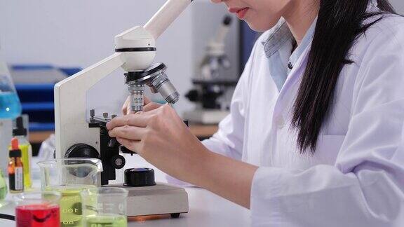 女科学家在STEM现代实验室测试疫苗实验药物