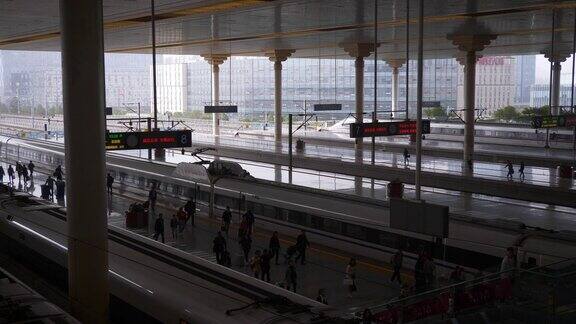 南京白天火车站拥挤站台慢镜头全景4k中国