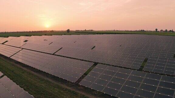 日落时分意大利农村的太阳能电池板