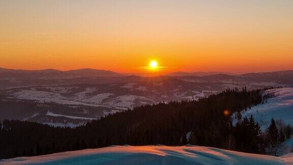 冬季山上的日落时间流逝