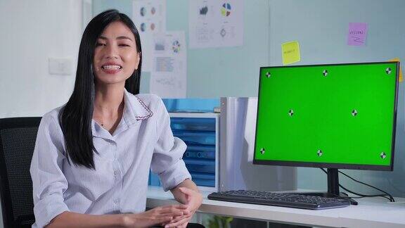 领导亚洲美丽的女商人呈现在绿色屏幕的电脑在一个会议远程绿屏