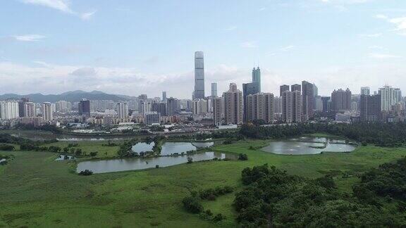 在香港和中国深圳之间的乡村绿地和鱼塘