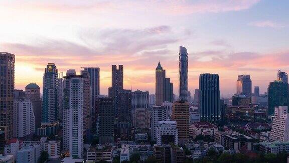 在泰国曼谷从白天到晚上的移动缩放现代建筑的商业区