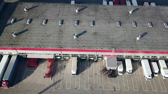 货物仓库鸟瞰图物流中心位于工业城区上空物流中心卡车装车鸟瞰图