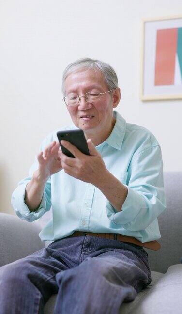 老人使用手机