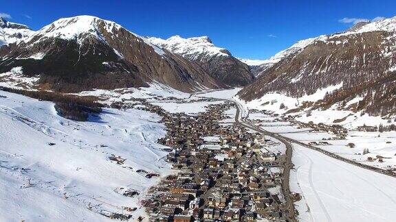 冬季里维诺阿尔卑斯山滑雪胜地鸟瞰图伦巴第意大利