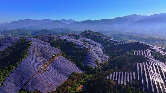 山顶太阳能光伏板的航拍照片