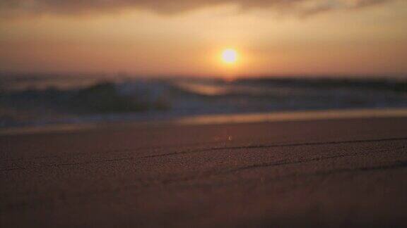 美丽的日落在热带海滩与声音