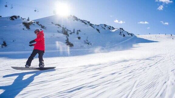 滑雪者在雪地上享受阳光明媚的一天