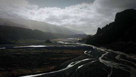 美丽的空中托尔山谷冰川河流经黑色火山thorsmörk标志性的电影冰岛