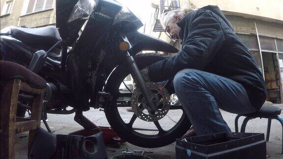 4k视频摩托车修理工