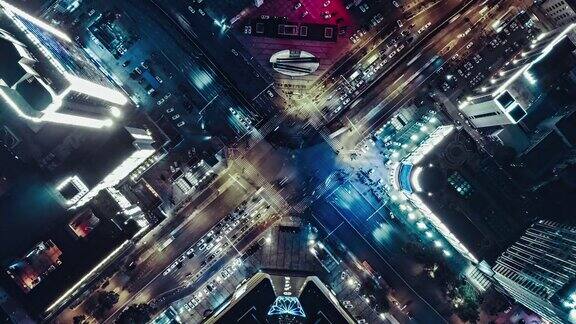 无人机视角下的城市街道十字路口在夜间