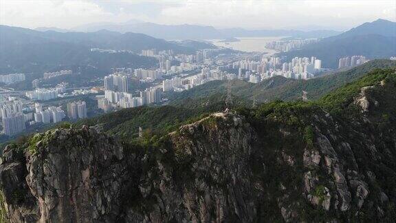 以香港狮子山为背景的城市