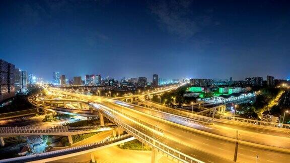 夜晚城市中繁忙的立交交通的时间流逝