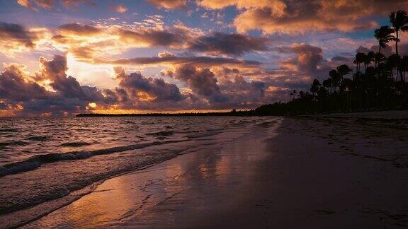 日出海景云景和热带岛屿海滩蓬塔卡纳度假胜地多米尼加共和国