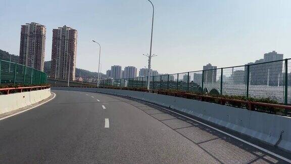 从汽车上拍摄的城市弯曲的沥青高架道路