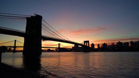 日出时的布鲁克林桥和曼哈顿桥美国纽约市