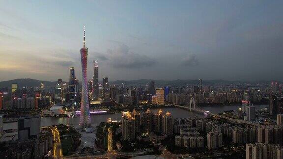 中国广州的广州塔的倾斜视图