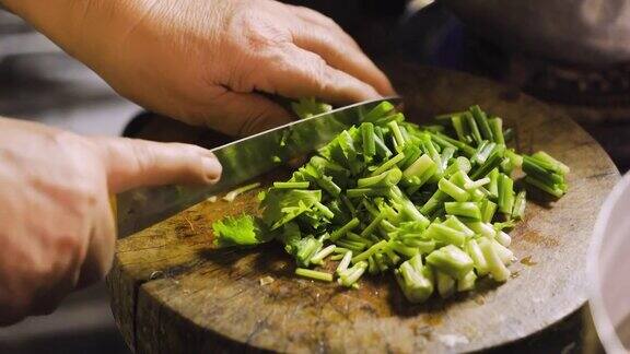 把香菜和葱切在木板上准备吃素中国菜亚洲食品