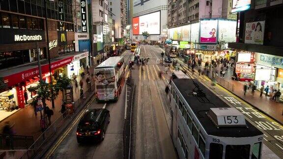 2019年1月8日中国香港一群人在夜间过马路交通繁忙的人们路上有汽车和电车